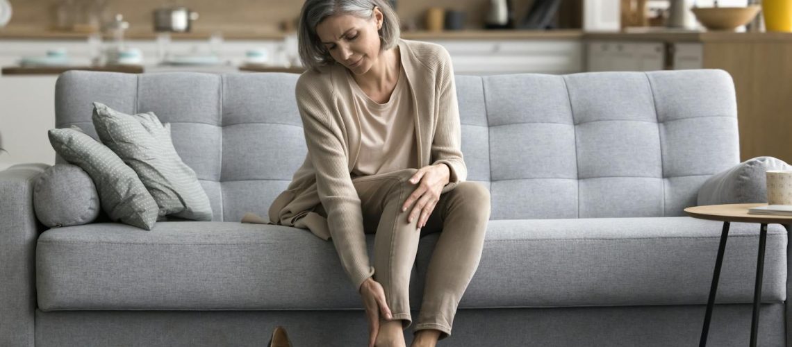 Contre les jambes lourdes, pensez à l'automassage du pied !